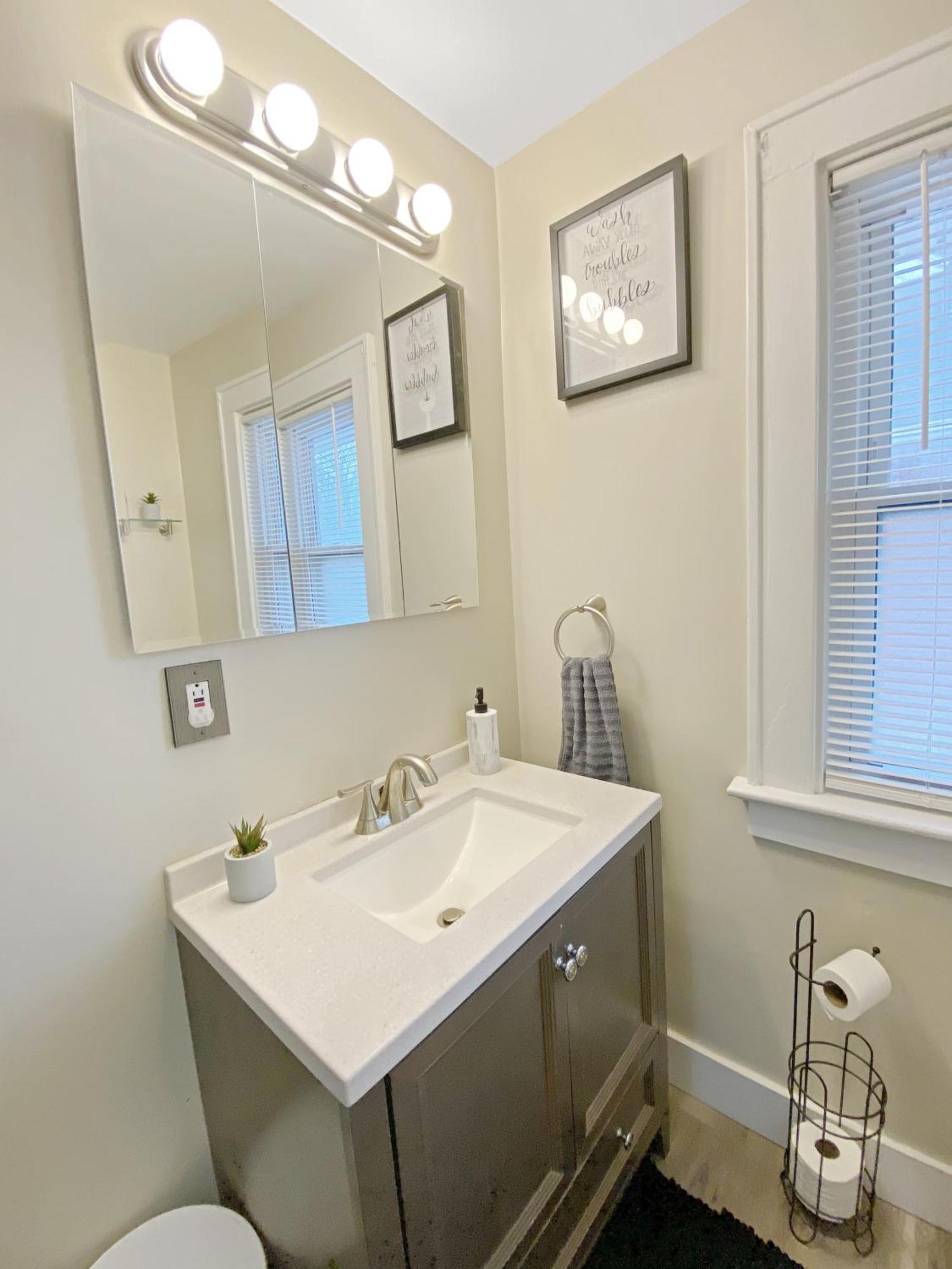Lux 3Br, Steps From Airport, U Of R & Grocery Stores Рочестър Екстериор снимка