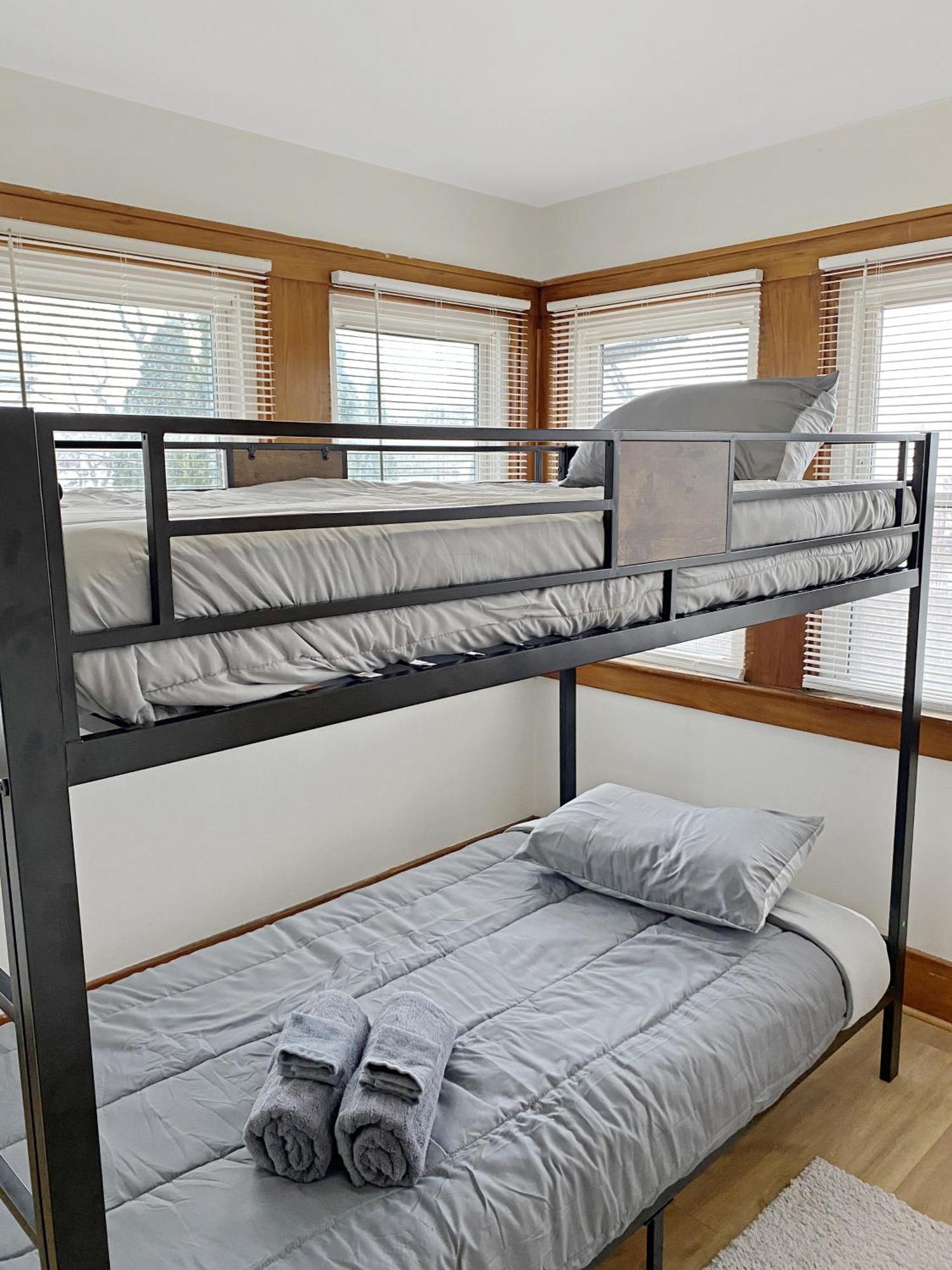 Lux 3Br, Steps From Airport, U Of R & Grocery Stores Рочестър Екстериор снимка