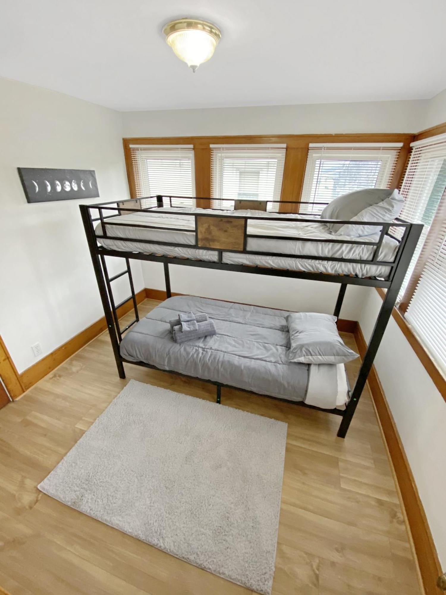 Lux 3Br, Steps From Airport, U Of R & Grocery Stores Рочестър Екстериор снимка